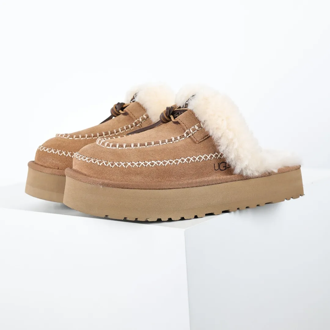 Pick up locally 💰580 Core recommendation with good price It is a very suitable choice for keeping warm in winter and at home. In the new year, uug has launched a series of styles, which are partial to the preferences of young consumers and have also moved to the forefront of fashion trends. Shoe body material Water-repellent coated suede upper 17mm UGGPURE™ implanted wool insole Lightweight non-slip comfortable rubber outsole With brand LOGO trademark Comes with a full set of packaging Size: 35 36 37 38 39 40